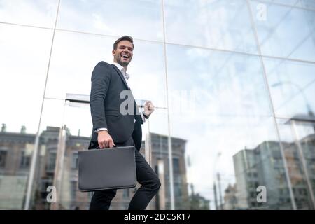 Junge Geschäftsmann gehen, um ins Büro zu arbeiten und Gefühl Gut Stockfoto