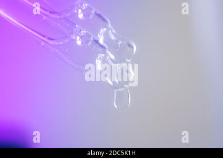 Sauerstoffblasen, Hyaluronsäure im Wasser im Labor auf einem digitalen Bildschirm des Mikroskops. Hydratation und Feuchtigkeit Haut Konzept. Kosmetisches Serum mit p Stockfoto
