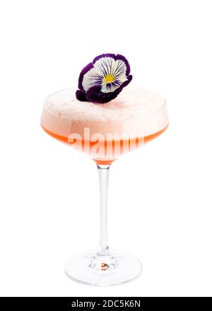 Clover Club alkoholischer Cocktail in Champagner Untertasse Glas isoliert auf weißem Hintergrund. Getränk garniert mit roter getrockneter Himbeere Stockfoto