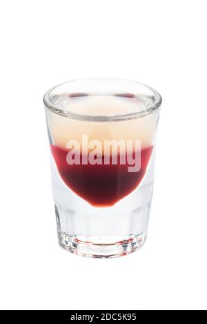 Alkohol Schüsse Cocktail in einem Glas isoliert auf weißem Hintergrund. Geschichtet aus weißem und rotem Likör Stockfoto