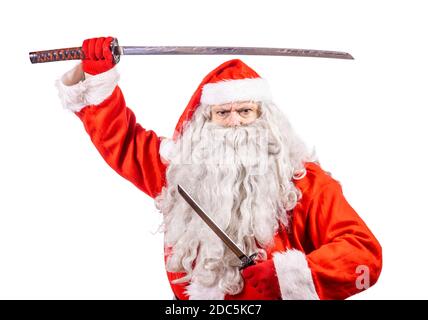 Der Weihnachtsmann ist mit einem Samurai-Schwert bewaffnet, isoliert auf weißem Hintergrund. Stockfoto