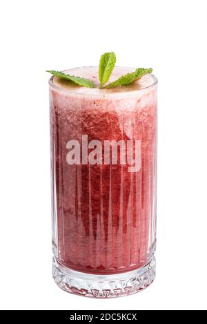 Erdbeermilchshake Saft Cocktail in einem Glas mit Früchten garniert Und exotische Blatt isoliert auf weißem Hintergrund Stockfoto