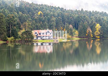 Herbst hölzerne See Haus im Wald in Bolu Golcuk Nationalpark, Türkei Tapete Stockfoto