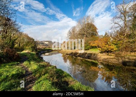 Blick entlang des Flusses Ouse bei Lewes, in Sussex, an einem sonnigen Spätherbsttag Stockfoto