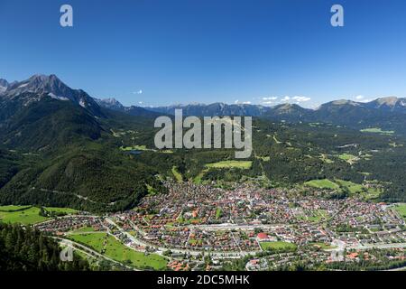 Geographie / Reisen, Deutschland, Bayern, Mittenwald, Blick auf das Karwendel Richtung Mittenwald, Additional-Rights-Clearance-Info-Not-available Stockfoto