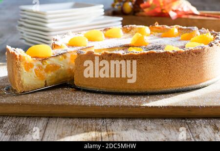 Orangenpudding Kuchen auf rustikalem Holztisch Stockfoto