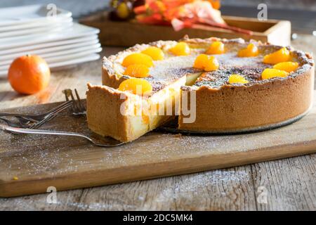 Köstliche saure Sahne Orangenkuchen auf rustikalem Brett Stockfoto