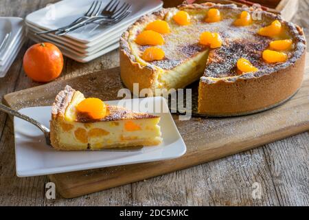 Ein Stück Orange Kuchen auf einem Teller mit Tortenheber Stockfoto