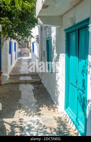 Traditionelle cycladitische Gasse mit schmalen Straßen und weiß getünchten Häusern in ano Syros Griechenland Stockfoto