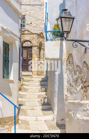 Traditionelle cycladitische Gasse mit schmalen Straßen und weiß getünchten Häusern in ano Syros Griechenland Stockfoto