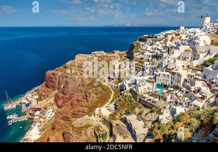 Panorama-ikonischen Blick auf weiß getünchte Häuser traditionelle Windmühlen in oia Dorf Santorin Griechenland.