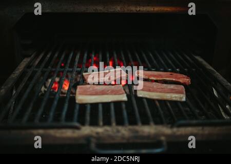 Ein Schuss Fleisch auf dem Grill Stockfoto