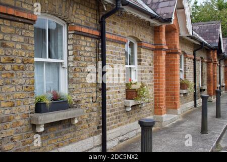 Dublin, County Dublin, Irland - 22. September 2018: Attraktive Stadthaus-Apartments an einer Stadtstraße in Dublin. Stockfoto