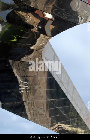 Stratford, East London, Blick auf den QE Olympic Park Spiegelbrücke, z.B. von Stadterneuerung, Gentrifizierung, Sanierung, aufstrebenden städtischen Lebensräumen Stockfoto