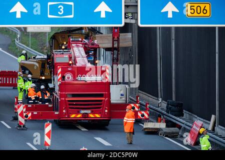 Köln, Deutschland. November 2020. Die Arbeiter bereiten sich darauf vor, Betonplatten auf der A3 zu entfernen. Kaum eine Woche, nachdem eine Betonplatte auf dem A3 auf das Auto einer 66-jährigen Kölnerin gefallen ist, werden jetzt sechs weitere entfernt. Auch sie könnten potenziell gefährlich sein. Weil diese Platten auch falsch fixiert wurden. Quelle: Rolf Vennenbernd/dpa/Alamy Live News Stockfoto