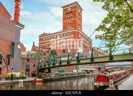 Narrow Boat Marina am Brindley Place, einem Kanalbecken im Zentrum von Birmingham, England Stockfoto