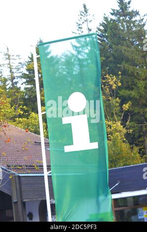 Eine grüne Touristeninformationsflagge vor einem Gebäude Stockfoto