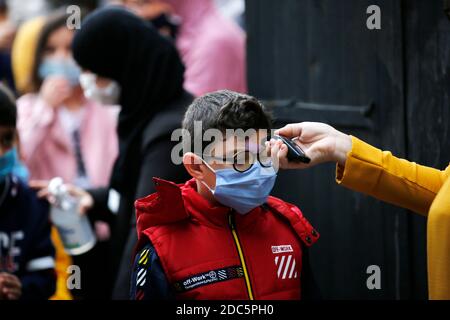 Peking, China. November 2020. Ein algerischer Student hat seine Temperatur überprüft, bevor er eine Grundschule in Algier, Algerien, 21. Oktober 2020. Quelle: Xinhua/Alamy Live News Stockfoto