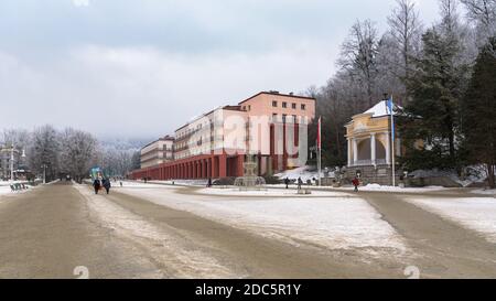 Krynica Zdroj, Polen - 26. Januar 2020: Touristen zu Fuß Hauptplatz der Stadt mit New Spa Hounse und akustische Shell Stockfoto