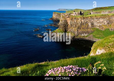 The White Rocks und Dunluce Castle Causeway Coast, Co. Antrim, Nordirland Stockfoto