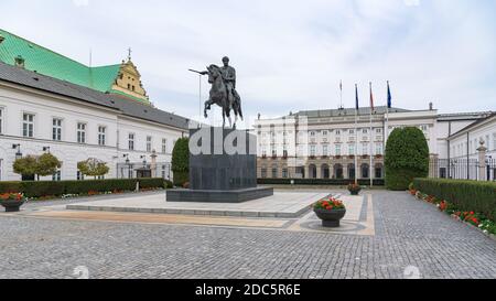 Warschau, Polen - 19. Oktober 2019: Statue von Jozef Poniatowski vor dem Präsidentenpalast in der Hauptstadt Polens Stockfoto