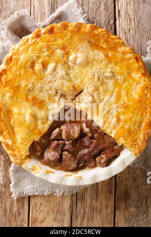 British Steak und Ale Pie ist ein zartes Stück Steak werden mit Gemüse und englischem Ale gekocht, dann in eine schuppige buttrige Kruste Closeup in der eingewickelt Stockfoto