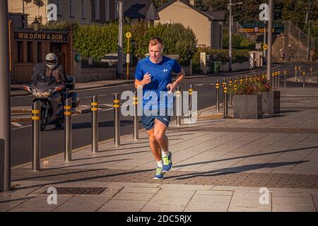 Alltag. Junger Mann, der hart läuft, als seine morgendliche Übung. Stockfoto