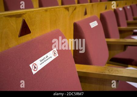 Soziale Distanzierungsaufkleber an der Tribüne des Theaters. Englischer Text. Sitzen Sie nicht. Soziale Distanzierung Stockfoto