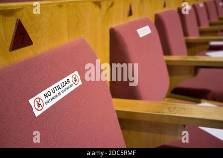 Soziale Distanzierungsaufkleber an der Tribüne des Theaters. Spanischer Text. Kein Utilizar. Entfernung von seguridad Stockfoto