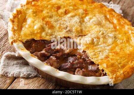 Steak Pie ist ein traditionelles Fleisch Pie in Großbritannien serviert wird es aus Eintau Steak und Rindfleisch Soße, in einem Gebäck in der Nähe in der Schale auf der ta eingeschlossen Stockfoto