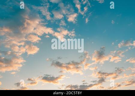 Himmel mit Wolken und Sonne. Romantische Himmelslandschaft, sommerliche Himmelswolken, Sonnenuntergangsfarben. Traumwetter, positive Vibes, Meditation Stockfoto