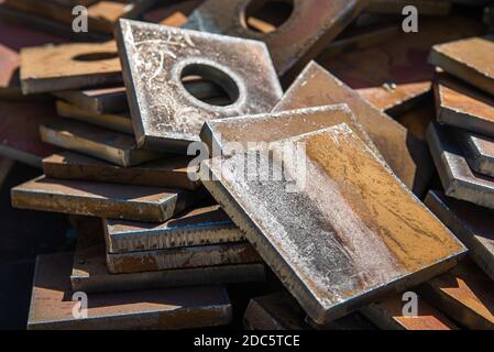 Quadratische Stahlknüppel mit rundem Loch nach dem Plasmaschneiden. Stockfoto