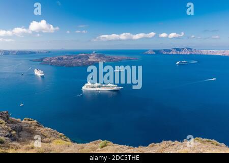 Kreuzfahrtschiffe in der Nähe von Santorini, wunderschöne Meeresbucht mit Vulkanfelsen. Reiseziel für den Sommer Stockfoto