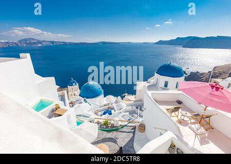 Erstaunlich schöne Reiselandschaft, Sommerlandschaft in Santorini, Griechenland. Blauer Himmel und Meerblick mit weißer Architektur, inspirierendes Urlaubsfoto Stockfoto