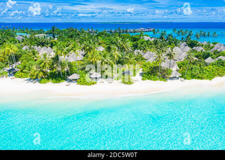 Luftaufnahme des wunderschönen tropischen Strandes der Malediven. Tolle Aussicht, blautürkisfarbenes Lagunenwasser, Palmen und weißer Sandstrand. Luxusreisen Stockfoto