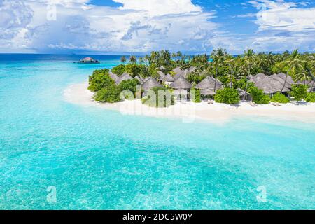 Luftaufnahme des wunderschönen tropischen Strandes der Malediven. Tolle Aussicht, blautürkisfarbenes Lagunenwasser, Palmen und weißer Sandstrand. Luxusreisen Stockfoto