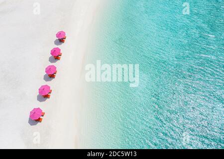 Luftaufnahme von Sonnenschirmen, Lagune mit Sandstrand des Indischen Ozeans im Sommerurlaub. Tropische Landschaft mit sonniger tropischer Küste. Toller Strand Stockfoto