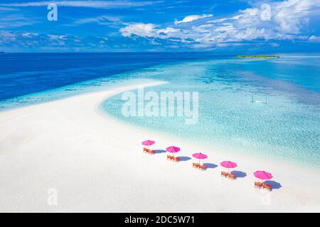 Luftaufnahme von Sonnenschirmen, Lagune mit Sandstrand des Indischen Ozeans im Sommerurlaub. Tropische Landschaft mit sonniger tropischer Küste. Toller Strand Stockfoto