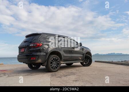 Bangkok, THAILAND - 24. Oktober 2020: Der schmutzige schwarze Ford Everest Sport suv auf der thailändischen Straße, das sehr beliebte Modell des Jahres 2020 in Thailan Stockfoto
