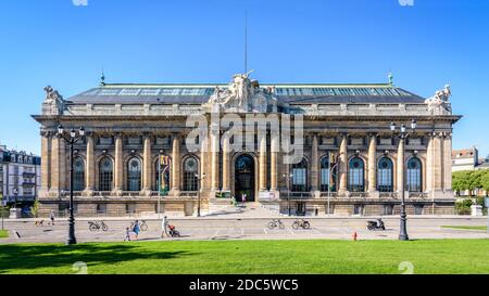 Panoramablick auf die neobarocke Fassade des Museums für Kunst und Geschichte in Genf an einem sonnigen Sommermorgen. Stockfoto