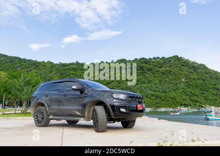 Bangkok, THAILAND - 24. Oktober 2020: Der schmutzige schwarze Ford Everest Sport suv auf der thailändischen Straße, das sehr beliebte Modell des Jahres 2020 in Thailan Stockfoto