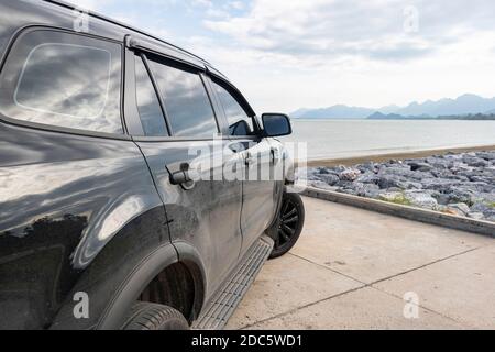 Bangkok, THAILAND - 24. Oktober 2020: Der schmutzige schwarze Ford Everest Sport suv auf der thailändischen Straße, das sehr beliebte Modell des Jahres 2020 in Thailan Stockfoto