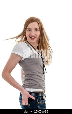 Seitliches Dreiviertelporträt einer jungen, schwungvoll getragenem Frau in Jeans, rechte Hand in der Hüfttasche, weißes T-Shirt und graues Oberteil auf weiß. Stockfoto