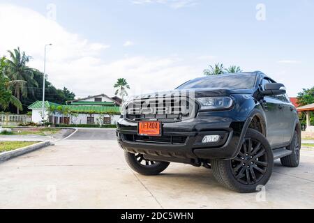 Bangkok, THAILAND - 24. Oktober 2020: Der schwarze Ford Everest Sport suv auf der thailändischen Straße, das in Thailand sehr beliebte Modell des Jahres 2020. Stockfoto