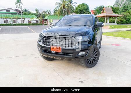 Bangkok, THAILAND - 24. Oktober 2020: Der schwarze Ford Everest Sport suv auf der thailändischen Straße, das in Thailand sehr beliebte Modell des Jahres 2020. Stockfoto