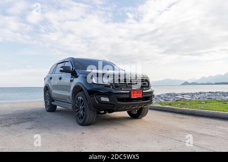 Bangkok, THAILAND - 24. Oktober 2020: Der schwarze Ford Everest Sport suv auf der thailändischen Straße, das in Thailand sehr beliebte Modell des Jahres 2020. Stockfoto