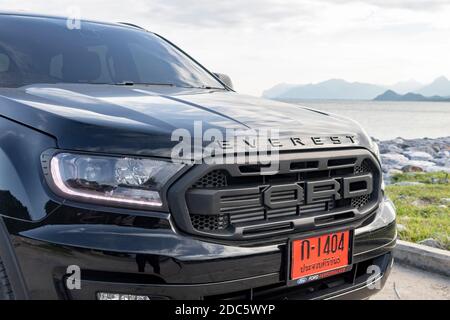 Bangkok, THAILAND - 24. Oktober 2020: Der schwarze Ford Everest Sport suv auf der thailändischen Straße, das in Thailand sehr beliebte Modell des Jahres 2020. Stockfoto