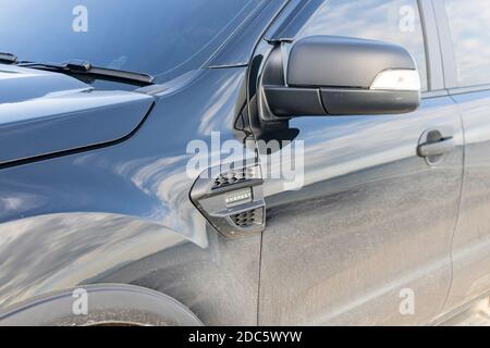 Bangkok, THAILAND - 24. Oktober 2020: Der schwarze Ford Everest Sport suv auf der thailändischen Straße, das in Thailand sehr beliebte Modell des Jahres 2020. Stockfoto