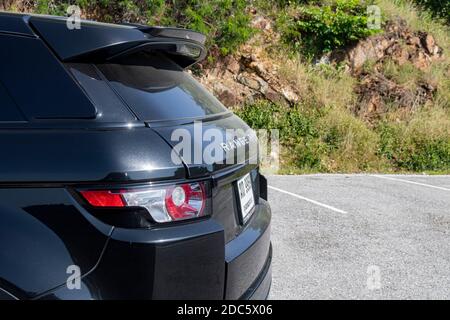 Pranburi, Thailand - 19. November 2020 : die Rückansicht eines schwarzen Rang Roer Evoque, der auf dem verdammten Kamm von Pranburi im Süden von Tha geparkt ist Stockfoto