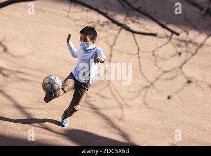 Peking, China. März 2020. Ein Junge spielt Fußball auf dem öffentlichen Gebiet einer Wohnanlage im Xicheng-Distrikt in Peking, der Hauptstadt Chinas, am 17. März 2020. Credit: Lan Hongkong/Xinhua/Alamy Live News Stockfoto
